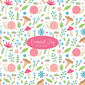 Può includere: Un motivo stravagante con lumache rosa, funghi e fiori nei toni del rosa, blu e verde su sfondo bianco. Il testo "Emerald Joy Designs" è in un ovale rosa. Adatto a vari progetti creativi.