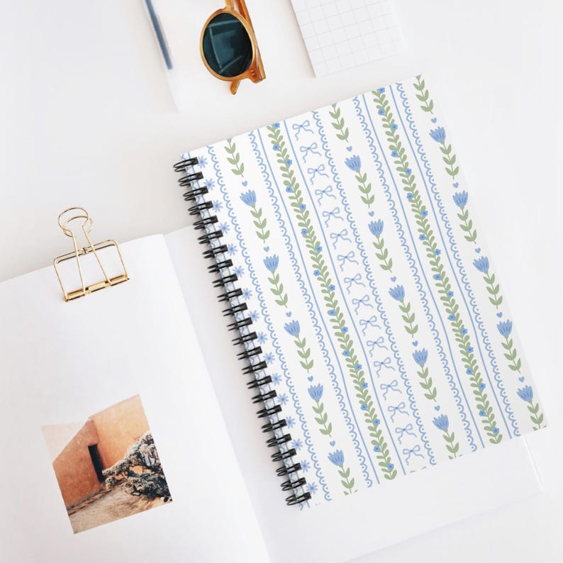 Blue Floral Stripes Seamless Repeat Pattern, Spring Dainty Flowers ...