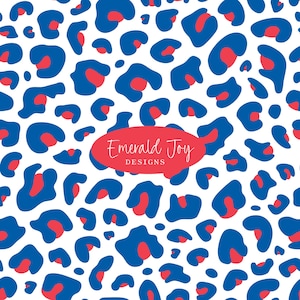 Könnte beinhalten: Weißer Hintergrund mit einem sich wiederholenden Muster aus blauen und roten Leopardenflecken. Ein rotes Oval mit dem Text "Emerald Joy DESIGNS" befindet sich in der unteren Mitte des Bildes.