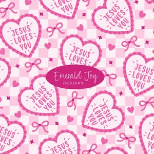 Op de afbeelding: Een herhalend patroon van witte hartvormige koekjes met geschulpte roze randen, elk bedrukt met de tekst Jesus Loves You. De achtergrond is een lichtroze en wit dambordpatroon met kleine roze strikjes, hartjes en sterretjes.