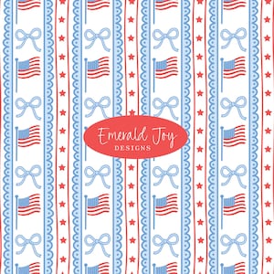 Può includere: Un motivo patriottico con bandiere americane, fiocchi e stelle in rosso, bianco e blu. Le strisce verticali si alternano tra linee rosse con stelle e linee blu smerlate con fiocchi. Il testo "Emerald Joy Designs" è in un ovale rosso.