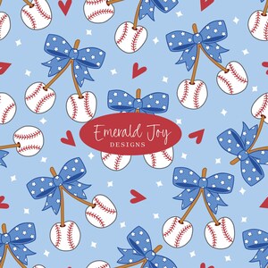 Puede incluir: Un patrón repetitivo sobre un fondo azul claro con pelotas de béisbol, lazos azules con estrellas blancas, corazones rojos y estrellas blancas. El texto "Emerald Joy DESIGNS" está en un óvalo rojo.