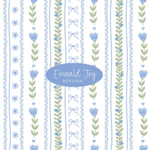 Peut inclure: Motif répétitif avec des rayures verticales de fleurs bleues, de nœuds et de lignes festonnées sur fond blanc. Le texte "Emerald Joy DESIGNS" est dans un ovale bleu. Thème floral et fantaisiste.
