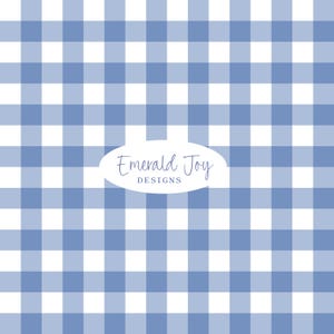 Puede incluir: Un patrón sin costuras con un diseño de cuadros vichy azul y blanco. El patrón se compone de cuadrados espaciados uniformemente, creando una estética clásica y versátil. El texto "Emerald Joy DESIGNS" se muestra en un óvalo blanco.