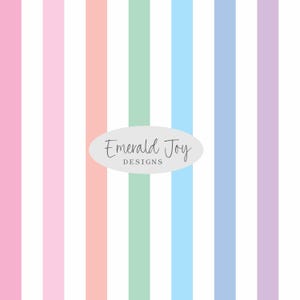 Op de afbeelding: Een patroon van verticale strepen in pastelroze, perzik, mintgroen, lichtblauw en lavendel, gescheiden door witte banden. Gecentreerd is een lichtgrijze ovaal met de donkergrijze tekst Emerald Joy DESIGNS in een script en schreefloos lettertype.