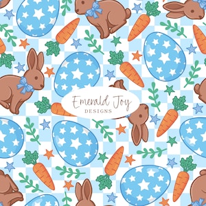 Pode incluir: Um padrão repetitivo com coelhos castanhos com laços azuis, cenouras cor de laranja com topos verdes e ovos azul-claros com estrelas brancas sobre um fundo axadrezado azul-claro e branco. O texto Emerald Joy DESIGNS está centrado.