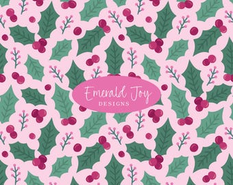 Könnte beinhalten: Ein sich wiederholendes Muster mit grünen Stechpalmenblättern und roten Beeren auf hellrosa Hintergrund. Das Design beinhaltet kleine Zweige und ein rosa Oval mit dem Text "Emerald Joy DESIGNS".
