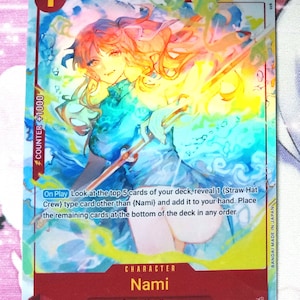 Puede incluir: Una carta de intercambio con Nami del equipo de Sombrero de Paja en el anime One Piece. La carta es azul y amarilla con un efecto hologr&aacute;fico. La carta tiene un nivel de poder de 2000 y un valor de contador de +1000. El texto de la carta dice: "Al jugar Mira las 5 cartas superiores de tu mazo, revela 1 carta de tipo (Equipo de Sombrero de Paja) que no sea (Nami) y a&ntilde;&aacute;dela a tu mano. Coloca las cartas restantes en la parte inferior del mazo en cualquier orden."
