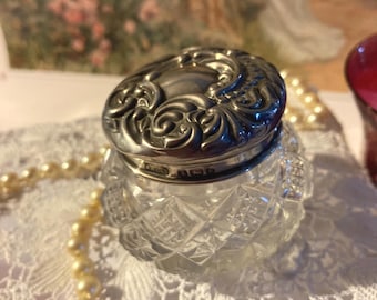 Edwardian crystal star lattice pattern small vanity jar with repousse sterling silver lid. Hallmarked Birmingham 1901. Luxury bedroom item.