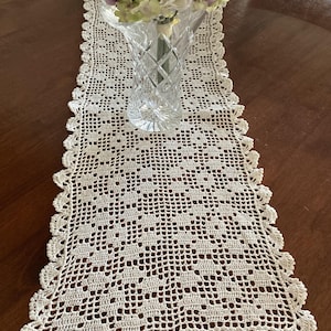 Vintage Handmade Light Cream Cotton Filet Crochet Table Runner. Pretty floral pattern.
