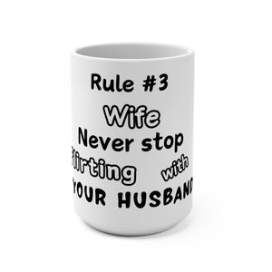 Può includere: Tazza in ceramica bianca con testo nero che recita "Rule #3 Wife Never stop flirting with YOUR HUSBAND"