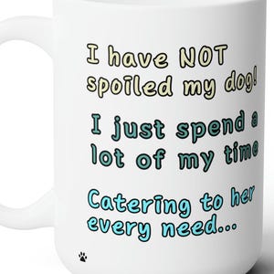 Può includere: Tazza da caffè in ceramica bianca con un detto divertente: "Non ho viziato il mio cane! Semplicemente passo molto tempo a soddisfare tutti i suoi bisogni..."
