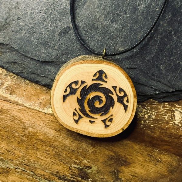 Collier "Tortue Maori" en bois de frêne - Bijoux naturels MysticTree
