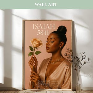 Puede incluir: Impresión artística de pared enmarcada con una mujer sosteniendo una rosa melocotón. La impresión incluye el texto "ISAIAH 58:11" y un versículo bíblico. La mujer lleva una cadena dorada y una bata de satén. El fondo es de color melocotón suave.