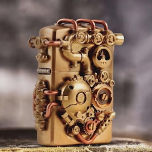 Puede incluir: Un encendedor de estilo steampunk de color latón, con intrincados detalles mecánicos. El encendedor presenta tuberías de cobre, engranajes y varios otros componentes industriales, creando un diseño único y detallado. La estética general es una mezcla de elementos vintage y futuristas.