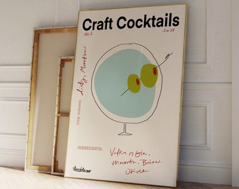 Puede incluir: Un póster de estilo vintage con marco dorado, titulado "Craft Cocktails" con el número "2" y la fecha "5.6.24". El póster presenta un dibujo lineal de una copa de martini con dos aceitunas verdes en un palillo. El texto "The Drink: Dirty Martini" está escrito en rojo y los ingredientes se enumeran a continuación: "Vodka & Gin, Vermouth, Brine, Olive."