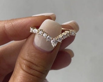 Eliza Accent Stones Curved Round lab grown diamond wedding Band, Round accent curved engagement ring, 14k gold round curved eliza ring