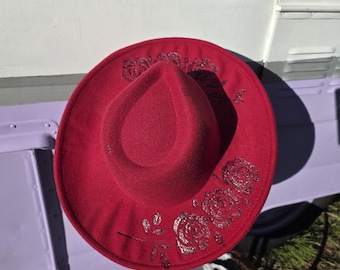 Cowgirlhoed met rode roos, handgebrande kunst
