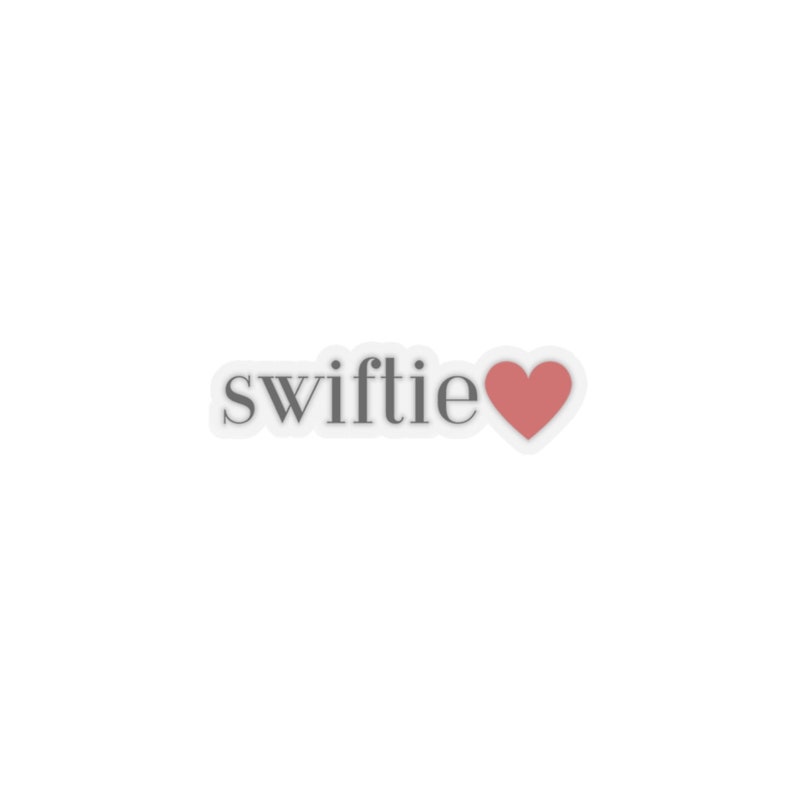 Może przedstawiać: Naklejka z napisem "swiftie" w szarym kolorze i r&oacute;żowym sercem.
