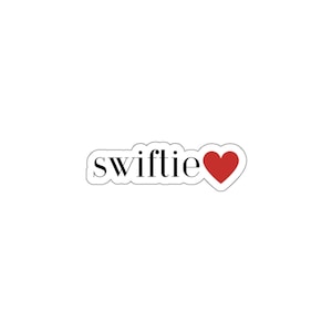 Może przedstawiać: Biała naklejka z napisem "swiftie" w czarnym kolorze i czerwonym sercem.