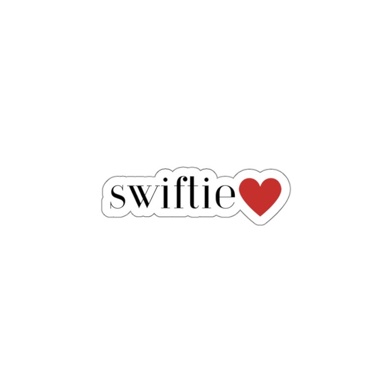 Może przedstawiać: Biała naklejka z napisem "swiftie" w czarnym kolorze i czerwonym sercem.
