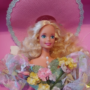 Muñeca Barbie con ramo de primavera