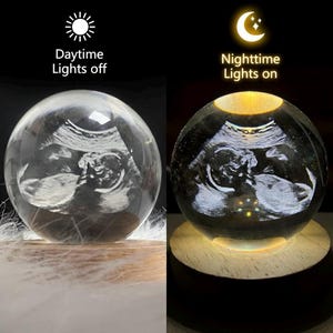 K&ouml;nnte beinhalten: Transparente Kristallkugel mit einem Ultraschallbild eines Babys. Das Bild wird von innen beleuchtet, wenn die Lichter eingeschaltet sind. Der Text "Daytime Lights off" und "Nighttime Lights on" ist sichtbar.
