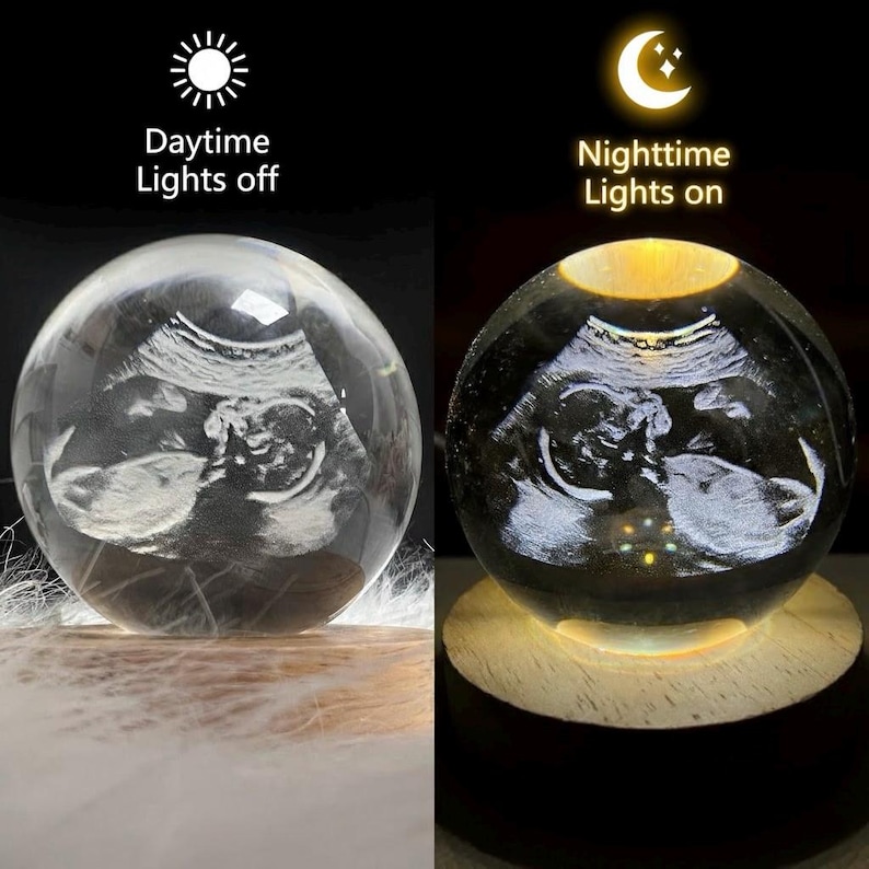 K&ouml;nnte beinhalten: Transparente Kristallkugel mit einem Ultraschallbild eines Babys. Das Bild wird von innen beleuchtet, wenn die Lichter eingeschaltet sind. Der Text "Daytime Lights off" und "Nighttime Lights on" ist sichtbar.