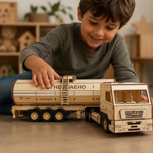 Peut inclure: Un camion-citerne miniature en bois clair comprenant une citerne cylindrique avec une échelle, des roues et le texte cyrillique "ОГНЕОПАСНО" et "27 ТОНН" imprimé sur le côté. Le jouet possède une cabine détaillée et une remorque.