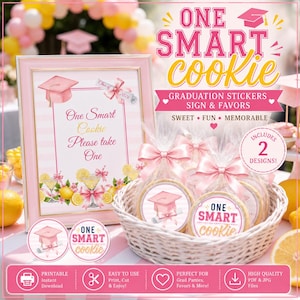 Peut inclure: Une décoration sur le thème de la remise de diplômes avec un panneau rose et des biscuits. Le panneau indique "One Smart Cookie" avec une illustration de chapeau de graduation. Les biscuits sont emballés individuellement avec des nœuds roses.