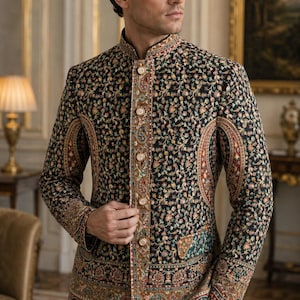 Puede incluir: Chaqueta negra con intrincados bordados florales en tonos rojos, azules y dorados. La chaqueta presenta un cuello mandarín y botones ornamentados. Las mangas y los bordes están adornados con un borde decorativo. Colección de ropa formal.