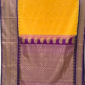 Sari Gadwal semi-seda de tear manual puro | Seda | Amarelo brilhante com borda roxa