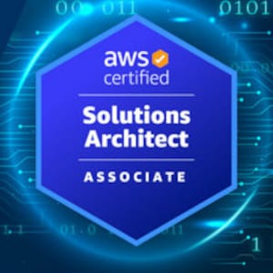 以下が含まれることがあります： 白い文字で「aws certified Solutions Architect ASSOCIATE」と書かれた青い六角形のバッジ。バッジの右上には、黄色の円の中に白いチェックマークがあります。背景は青と黒のデジタルパターンです。