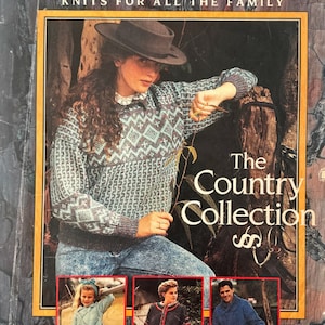 Puede incluir: Una portada de revista con una mujer que lleva un suéter de color azul y marrón con estampado y un sombrero marrón. La revista se titula "Family Circle" y el texto de la portada dice "Tejidos para toda la familia" y "The Country Collection".