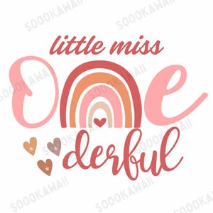 Może przedstawiać: Projekt graficzny z napisem "little miss One derful" w czcionce skryptowej. Słowo "One" jest reprezentowane przez tęczę z sercem. Trzy serca znajdują się po lewej stronie.
