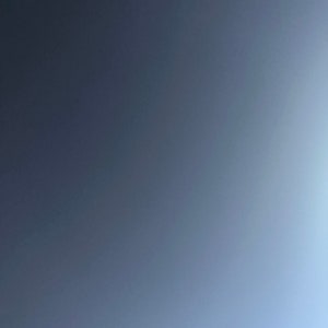 Peut inclure: Un fond bleu uni avec un dégradé qui passe à un bleu plus clair en bas.