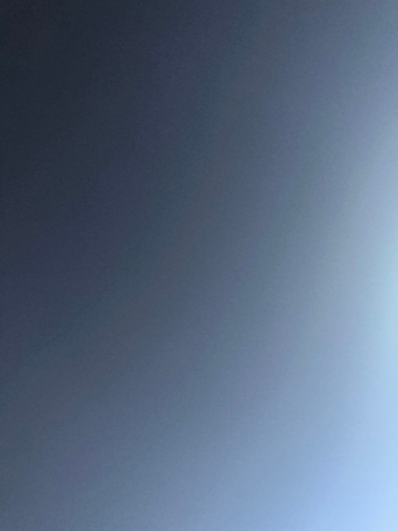Op de afbeelding: Een effen blauwe achtergrond met een verloop dat naar een lichter blauw vervaagt aan de onderkant.