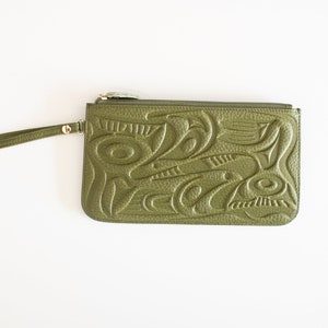 Diseño indígena Coast Salish 'Feasted Salmon' de Douglas LaFortune / Pulsera de embrague de cuero en relieve / Arte nativo del noroeste del Pacífico