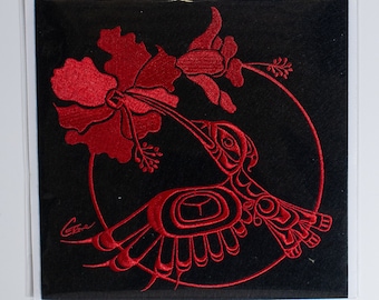 First Nations-ontwerp 'Hummingbird' van Gene Suyu | Opstrijkbare 19 cm geborduurde patch | Appliqué | Inheemse kunst aan de Pacifische noordwestkust | Cadeau voor