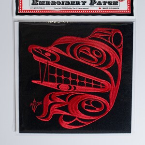 Puede incluir: Parche bordado rojo con la cabeza de un lobo o un oso estilizado sobre un fondo negro. El parche está hecho en Canadá y tiene el texto "Golden Top Embroidery Patch" en el embalaje.