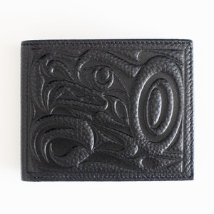 Coast Salish &#39;Eagle&#39; Indigenes Design von Joe Williams | Geprägtes Top Grain Leder Bi-Fold Brieftasche | Kunst der pazifischen Nordwestküste | Geschenk