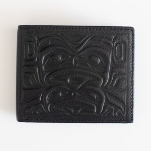 Diseño indígena Coast Salish 'Bear & Frog' de Francis Horne Sr. / Cartera plegable de cuero de grano superior en relieve / Nativo del Noroeste del Pacífico
