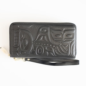 Diseño indígena Coast Salish 'Feasted Orca' de Douglas LaFortune / Cartera clutch de cuero en relieve / Arte nativo del noroeste del Pacífico / Regalo