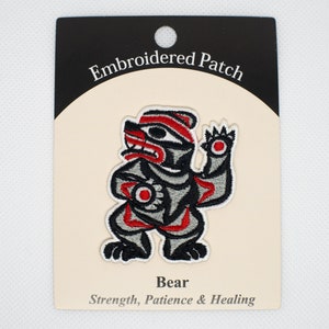 Puede incluir: Parche bordado de un oso gris y rojo con el texto "Embroidered Patch" y "Bear Strength, Patience & Healing".