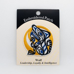 以下が含まれることがあります： 黄色い背景に、黒、白、青でスタイリッシュな狼のデザインが刺繍されたパッチ。カードの上部に「Embroidered Patch」というテキスト、画像の下に「Wolf」というテキスト、カードの下部に「Leadership, Loyalty & Intelligence」というテキストが書かれている。
