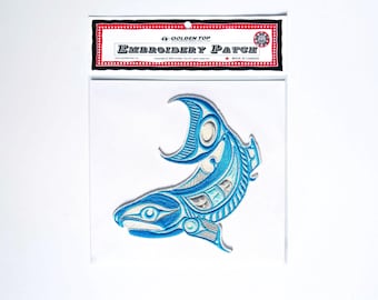 First Nations 'Zalm'-ontwerp door Gene Suyu | Opstrijkbare geborduurde patch 18 cm | Decoratieve patch | Jaspatch | Inheemse kunst in het noordwesten van de Stille Oceaan