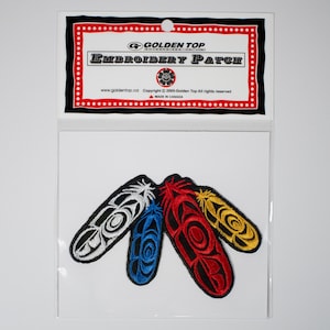 Salish &#39;Feather&#39;-ontwerp van Phillip Joe | Opstrijkbare geborduurde patch 9 cm | Decoratieve patch | Badge | Inheemse kunst aan de noordwestkust van de Stille Oceaan