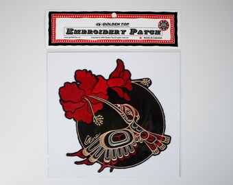 First Nations 'kolibrie'-ontwerp door Gene Suyu | Opstrijkbare geborduurde patch 18 cm | Appliqué borduursel | Inheemse kunst aan de noordwestkust van de Stille Oceaan