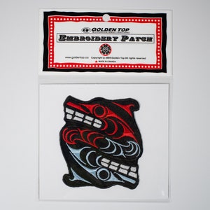 以下が含まれることがあります： 白い背景に「Golden Top Embroidery Patch」というテキストが書かれた、黒と赤のスタイリッシュなデザインの2頭のシャチが刺繍されたパッチです。