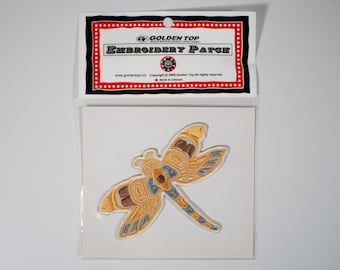 First Nations 'libelle'-ontwerp van Gene Suyu | Opstrijkbare geborduurde patch 9 cm | Appliqué | Badge | Inheemse kunst aan de Pacifische noordwestkust | Cadeau
